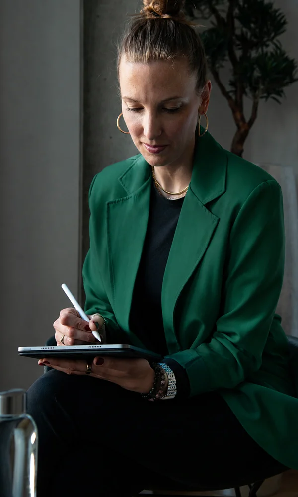 Gesa Ottosen beim Arbeiten mit einem Tablet.