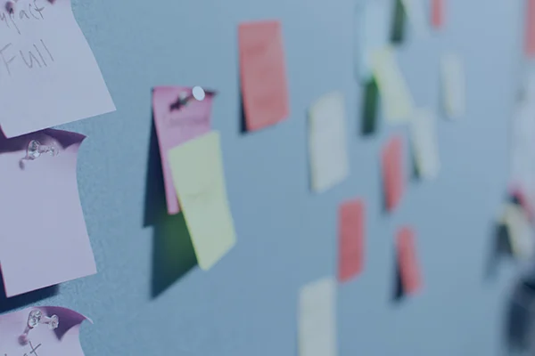 Sticky Notes an einer Wand, die den Marketing-Check von Ottosen Studio symbolisieren.